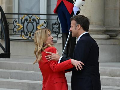 Nerodno srečanje Emmanuela Macrona in Giorgie Meloni #video