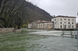 Reke prestopile bregove. Vipava poplavlja in ni še konec.