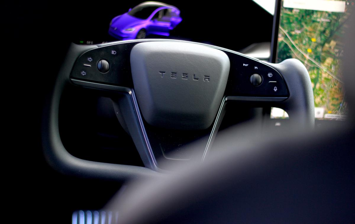 Tesla model S plaid | Tesli je zaradi pocenitev lani dobiček upadel za 13 odstotkov, toda ob rekordni prodaji in prometu so pred obdavčitvijo še vedno zaslužili skoraj 17 milijard dolarjev. | Foto Gregor Pavšič