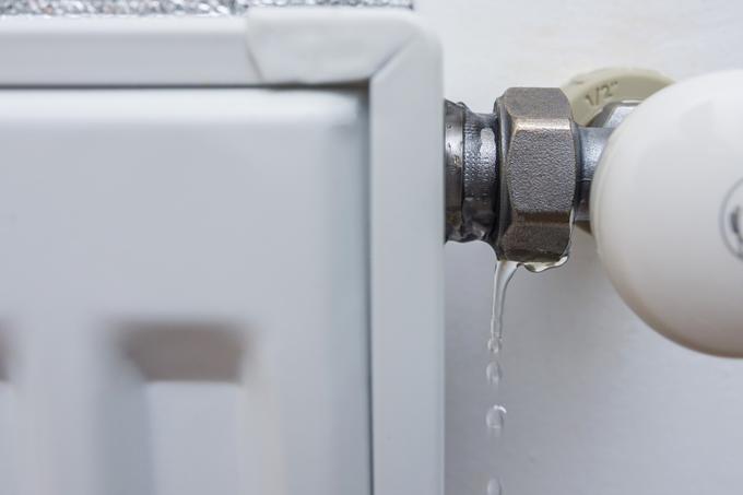 Bodite pozorni, če začnejo tesnila kondenzirati. Tako lahko še pravočasno preprečite nezaželen izliv vode v svojem domu.  | Foto: Getty Images
