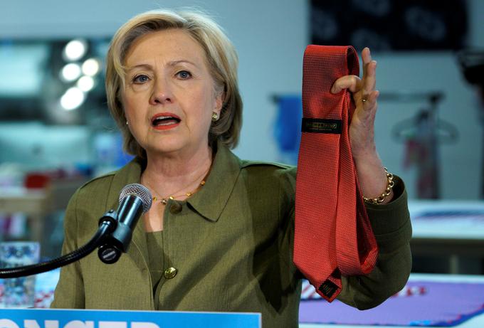 Hillary Clinton očitajo tudi pogosto spreminjanje njenih političnih stališč. Tako je v času demokratskih strankarskih volitev leta 2008, ko se je bojevala za glasove belih delavskih volivcev, kritizirala sporazum NAFTA, ki ga je podpisal njen mož Bill Clinton leta 1993 in je sprožil selitev proizvodnje iz ZDA v Mehiko. Podobno se je zgodilo letos, ko je čez noč postala nasprotnica trgovinskega sporazuma med ZDA in EU (TTIP), čeprav je kot državna sekretarka navijala zanj. | Foto: Reuters