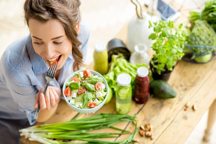 hrana zdravje | Za podporo imunskemu sistemu je treba uživati vitamine A, C, D in E, cink in magnezij ter nenasičene maščobe. | Foto Getty Images