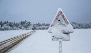 V večjem delu Slovenije je močno snežilo, v noči na petek snežni metež (video)