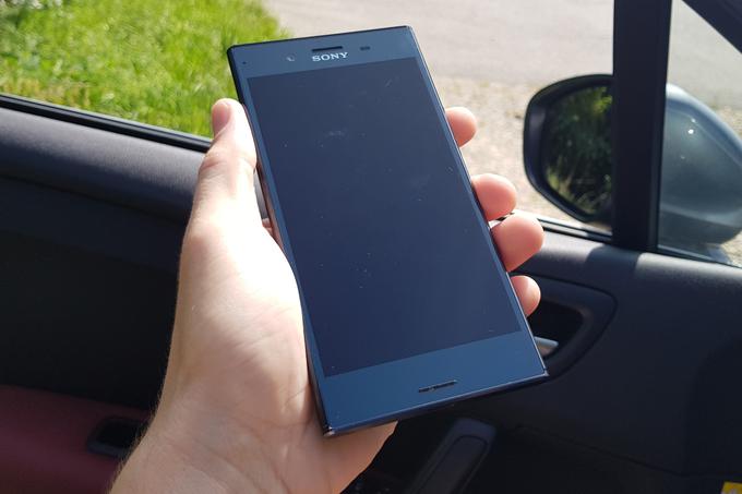 Pametni telefon Sony Xperia XZ Premium je eden največjih in najtežjih vrhunskih pametnih telefonov ta hip. Enoročno upravljanje je izvedljivo, a se je treba malce potruditi. | Foto: Matic Tomšič