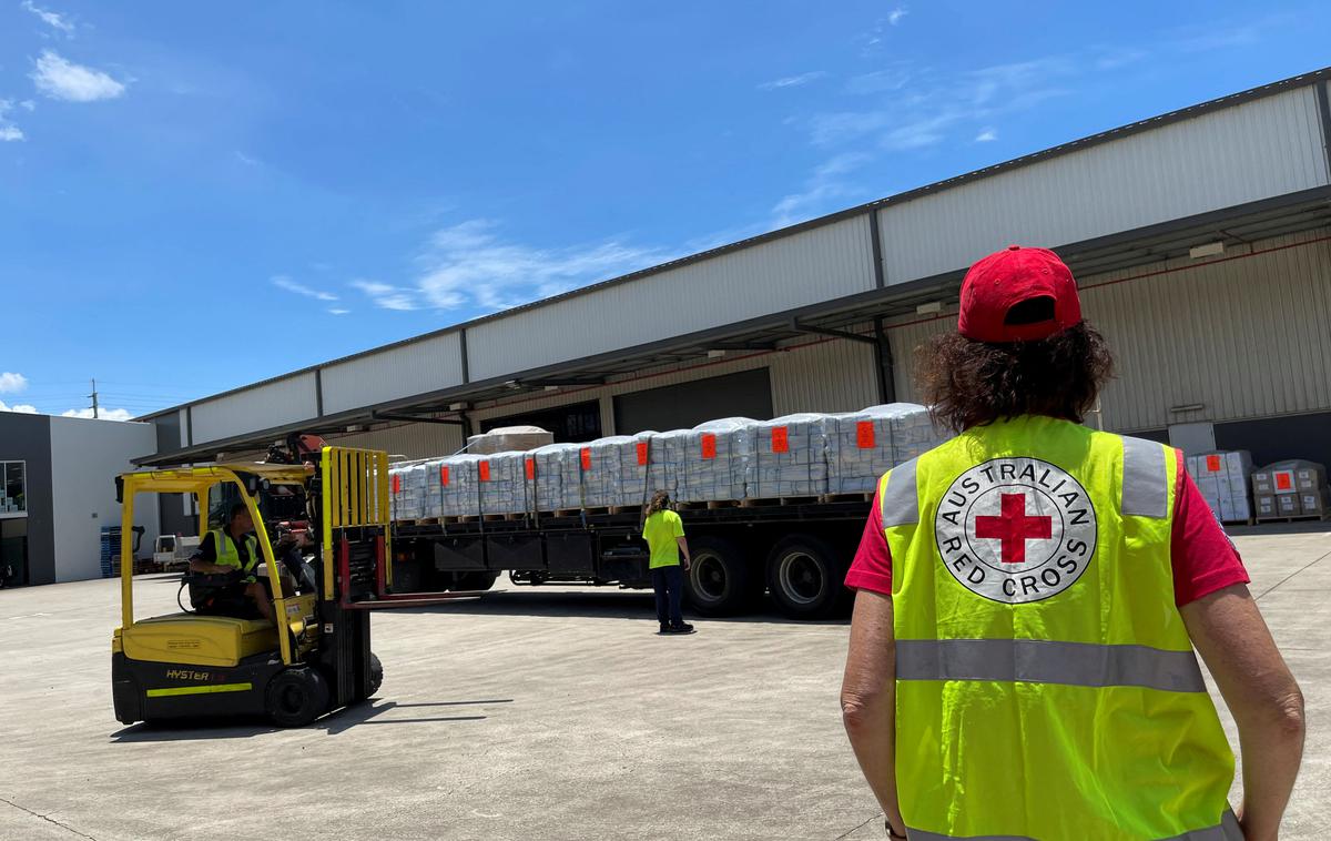 tonga | Z novozelandskim letalom so pripeljali humanitarno pomoč, komplete za zasilna bivališča, zabojnike z vodo, električne generatorje, higienske komplete in komunikacijsko opremo. | Foto Reuters