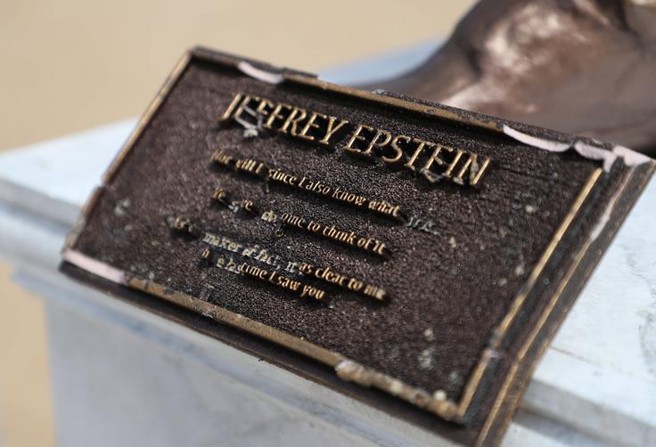 Škandal v povezavi z Epsteinom še naprej spravlja Trumpa v nejevoljo in v ZDA ostaja v središču pozornosti javnosti, čeprav predsednik trdi, da gre za prevaro demokratov. | Foto: Guliverimage