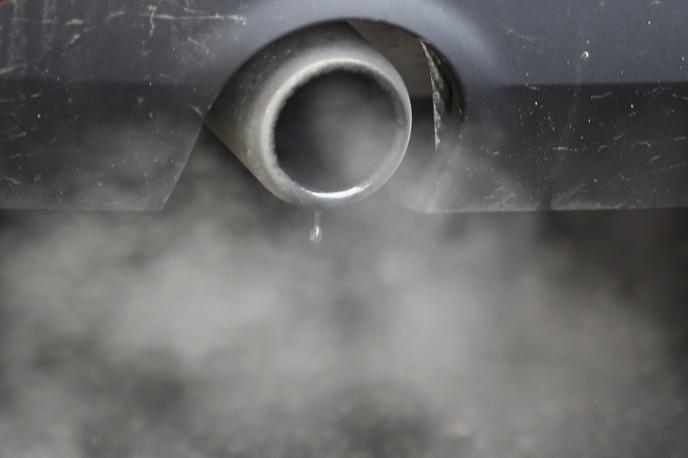 izpuh dim dizel bencin | Bošnjaški avtomobilski trg je eden najstarejših v Evropi. Več kot 80 odstotkov avtomobilov je starih vsaj deset let. | Foto Reuters