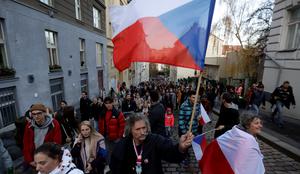 Vzhodnoevropski voditelji zaznamovali obletnico žametne revolucije, na ulicah 250 tisoč protestnikov