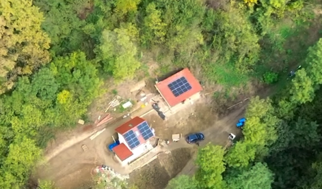 Američan hišo prenavlja že pet mesecev: poglejte, kaj vse so že uredili pred prihodom zime