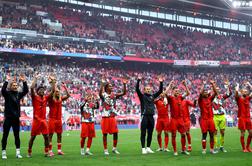 Bayern po spodrsljaju Bayerja odprl šampanjec, Zecovi do pomembne zmage