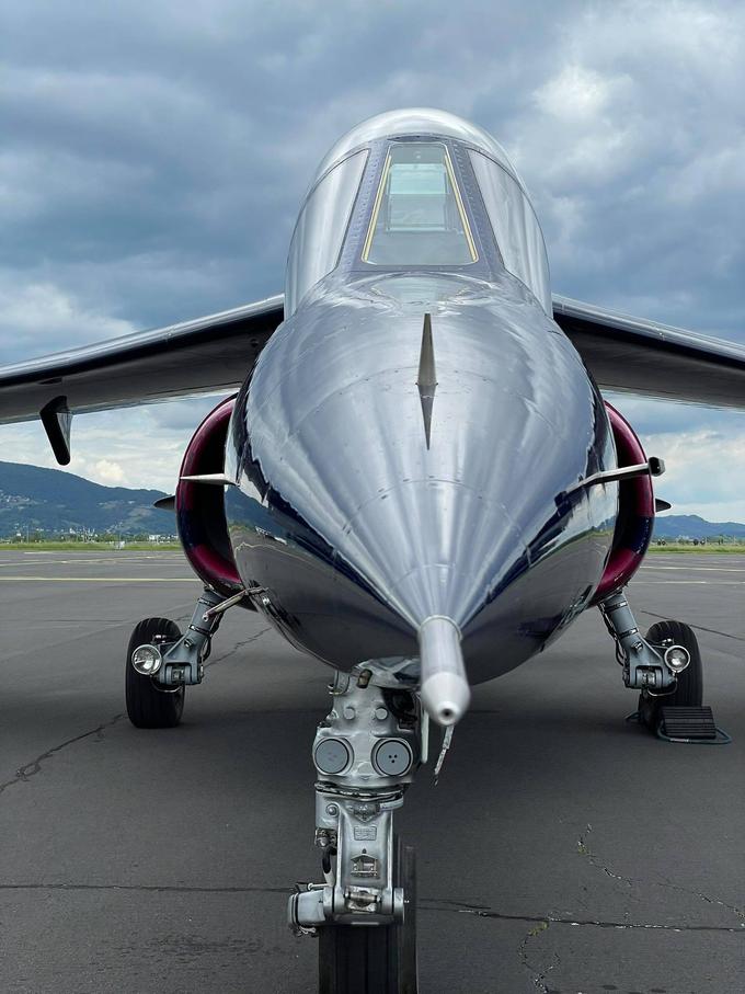 Eden izmed obeh alpha jetov. To sta trideset let stari nekdanji vojaški letali, ki zmoreta hitrost do tisoč kilometrov na uro (0,85 macha). | Foto: Gregor Pavšič