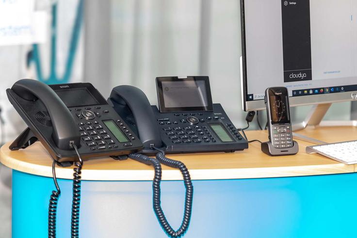 "V Nemčiji so stacionarne telefonske številke še vedno zelo cenjene. "Tam velja prepričanje, da imajo resna podjetja vedno (tudi) stacionarno telefonsko številko." | Foto: Dražen Tomić