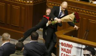 Video: V ukrajinskem parlamentu izbruhnil pretep