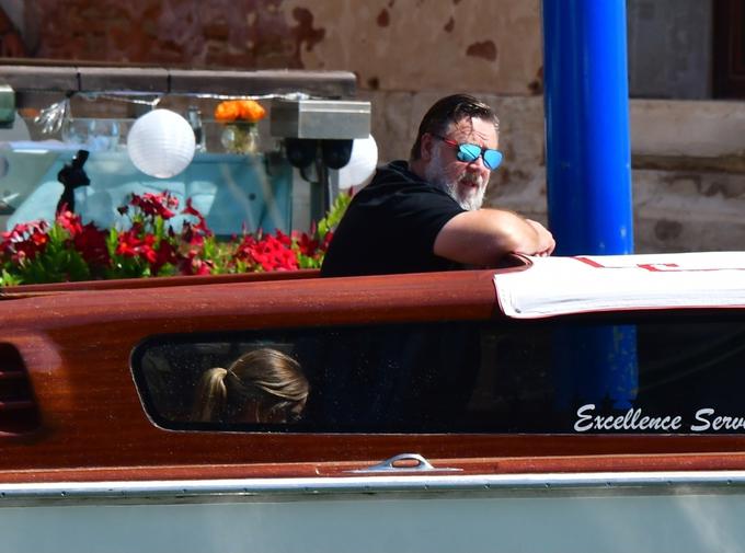Zvezdnik filma Gladiator Russell Crowe je z družino najprej obiskal Sicilijo, od tam pa so se odpravili še v Benetke. | Foto: Profimedia