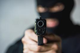 Oborožen rop v Mariboru: več zamaskiranih moških pobegnilo z avtomobilom