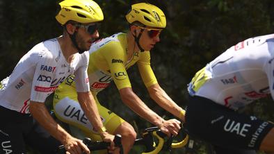 Pomočnika Tadeja Pogačarja sta bila izolirana od ekipe