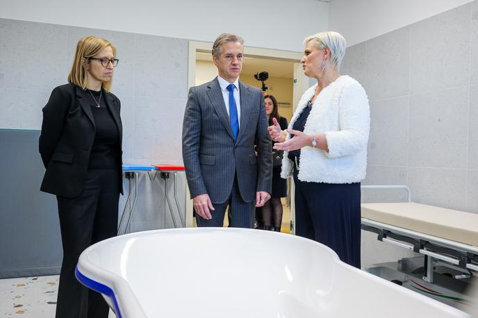Odprtje bolnišnice za otroke, Šentvid pri Stični | "Pogosto govorimo o tem, da so otroci naš največji zaklad in bogastvo. Ampak takrat, ko je treba pa dejansko poskrbeti, se dostikrat zgodi, da starši ostanete sami. In ravno ta nova investicija je posebna v tem, ker omogoča, da so otroci in starši združeni tudi takrat, ko otroci ne potrebujejo le zdravljenja, ampak tudi rehabilitacijo," je dejal Robert Golob. | Foto STA