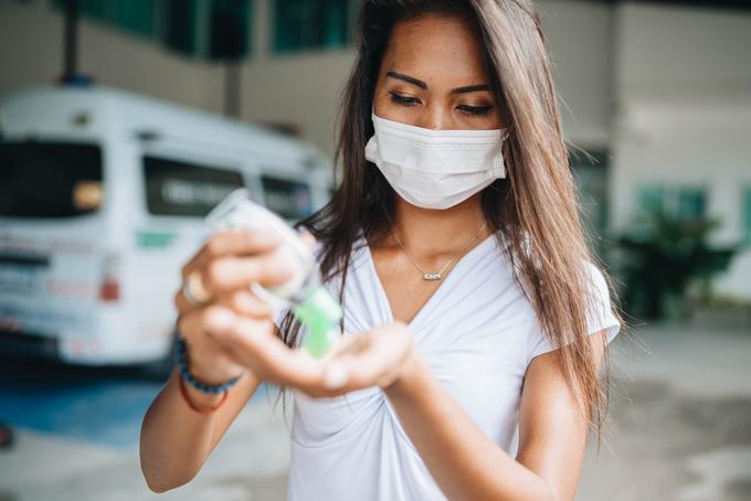 Redna higiena rok in nošenje zaščitne maske sta v času pandemije izrednega pomena. | Foto: Getty Images