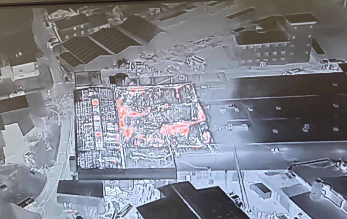 požar Lip Radomlje | Malo po polnoči je izbruhnil požar v Preserjah pri Radomljah v industrijskem kompleksu nekdanjega LIP Radomlje. | Foto Center za zaščito in reševanje Domžale