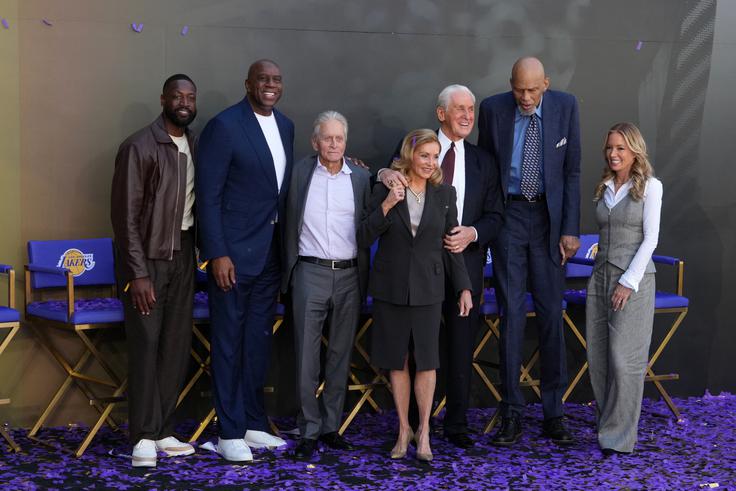 Druščini nekdanjih košarkarskih asov, ki jih je v karieri treniral Pat Riley, se je na slovesnosti pridružil tudi filmski zvezdnik Michael Douglas. Na fotografiji so od leve proti desni Dwayne Wade, Magic Johnson, Michael Douglas, Pat Riley, njegova žena Chris Rodstrom, Kareem Abdul-Jabbar in Jeanie Buss. | Foto: Reuters