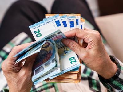 Upokojenci bodo pokojnine prejeli prej kot običajno zaradi praznikov