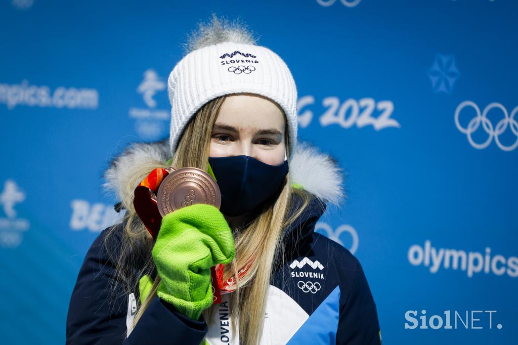 Urša Bogataj Nika Križnar OI podelitev kolajn