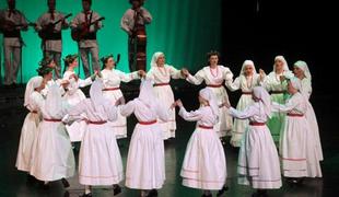 V folklornih skupinah plešejo tudi 80-letniki