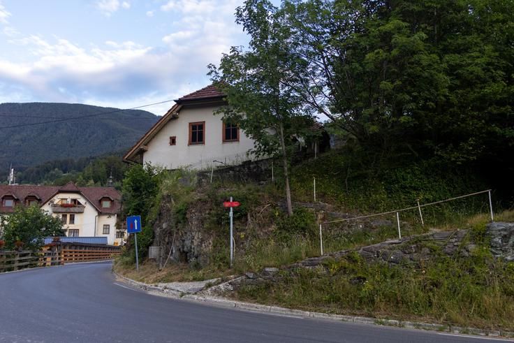 Levo parkiramo na večjem brezplačnem parkirišču, nato pa po teh stopnicah začnemo pohod na Raduho. | Foto: Matej Podgoršek