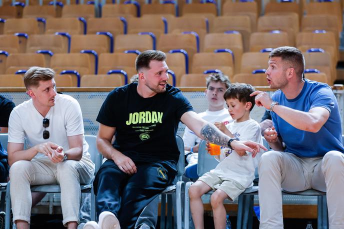 Ilirija Cibona Luka Dončić Edo Murić Luka Rupnik | Luka Dončić si je srečanje ogledal v družbi Luke Rupnika in Eda Murića. | Foto Aleš Fevžer