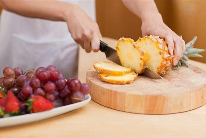 Sladki konec tedna: ananas v posteljici, prelit z vaniljevim pudingom