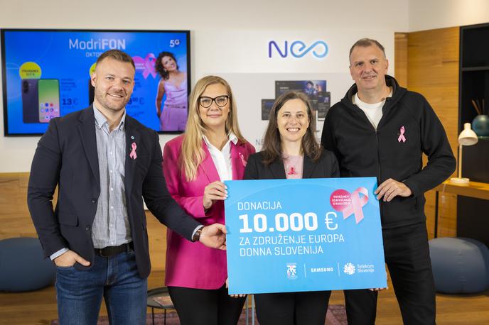 Europa Donna 2025, donacija, Telekom Slovenije, Samsung | Podelitev donacije Samsunga in Telekoma Slovenije Združenju Europa Donna Slovenija. Od leve proti desni: vodja prodajnih mest zahod Telekoma Slovenije Blaž Zidar, vodja prodajnih mest vzhod Telekoma Slovenije Lara Pintarič, izvršna direktorica Združenja Europa Donna Slovenija Tanja Španić in vodja programa mobilne telefonije za Slovenijo Bernard Purkart. | Foto Bojan Puhek