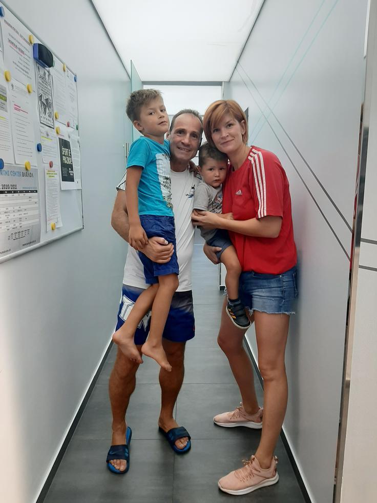 S trenerjem Tomažem Barado sta še vedno zelo povezana in je tudi boter njenima otrokoma.  | Foto: osebni arhiv Nuše Rajher