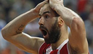 Navijači Panathinaikosa napadli klop Olympiacosa (video)