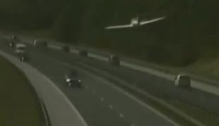 Spektakularen posnetek pristanka letala na gorenjski avtocesti #video