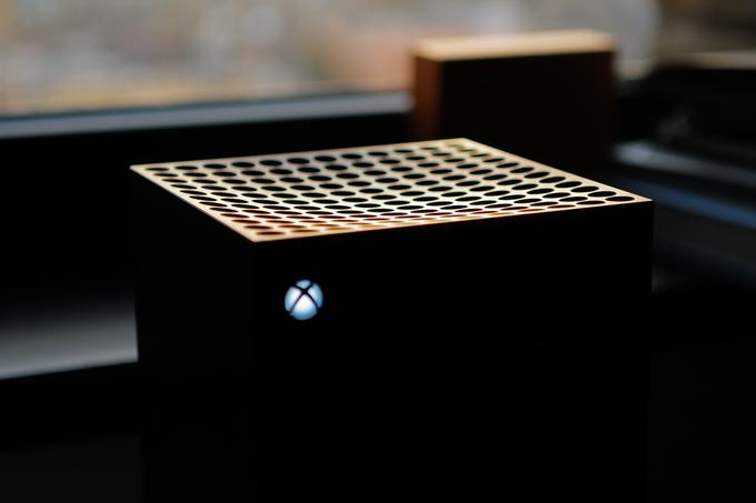 Po vsem svetu priljubljene igralne konzole, na fotografiji je Microsoftov Xbox Series X, imajo v Rusiji od začetka vojne v Ukrajini prepoved prodaje.  | Foto: Unsplash