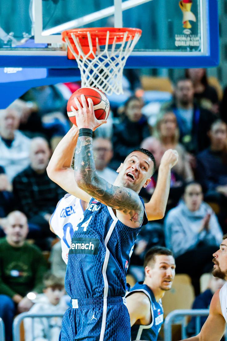 Alen Omić je dal v prvem polčasu dve točki in imel dva skoka. | Foto: Aleš Fevžer