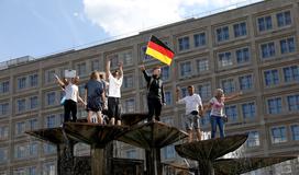 Protesti v Berlinu proti ukrepom zaradi koronavirusa