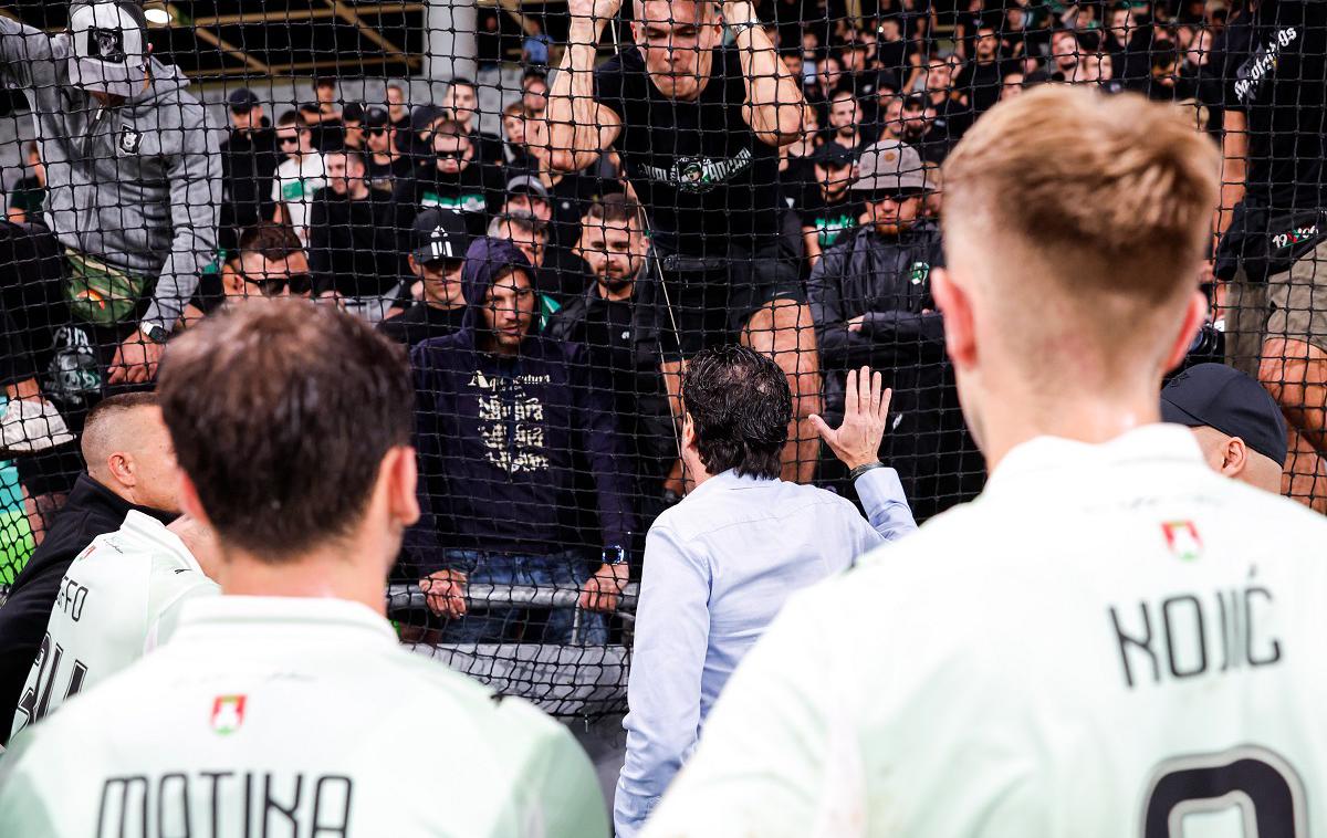 Olimpija Celje | Tako se je na zagovoru pri navijačih Olimpije skupaj z varovanci po hudem porazu s Celjani (0:5) znašel trener Jorge Simao. | Foto Aleš Fevžer