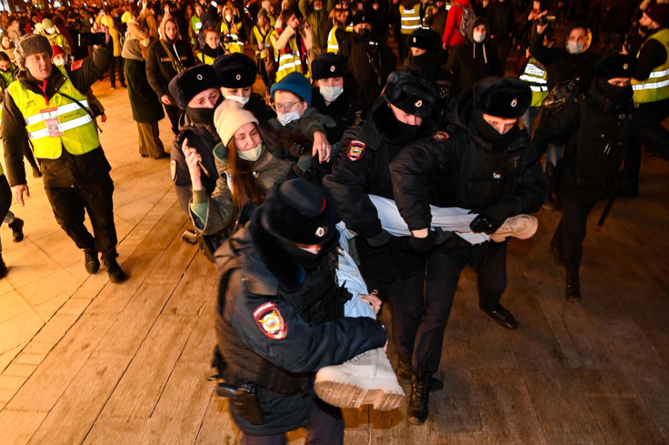 Protestni shodi in podobna javna zborovanja so v Rusiji že dalj časa tako rekoč prepovedana. Organizatorji morajo pred izvedbo kakršnegakoli javnega dogodka vedno pridobiti dovoljenje lokalnih oblasti, ki pa vloge skoraj vedno zavrnejo. Na fotografiji dogajanje na protivojnem protestu v Rusiji po tem, ko je Rusija 24. februarja 2022 napadla Ukrajino. Protivojne proteste, povezane z vojno v Ukrajini, so ruske oblasti hitro zatrle in zaostrile že tako stroge zakone, ki prepovedujejo javno izražanje nestrinjanja z oblastmi ter kritike na račun Kremlja in ruske vojske. | Foto: Twitter/Daily Loud