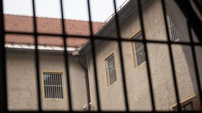 V zaporu v Gorici izbruhnil upor, eden od zapornikov zažgal vzmetnico