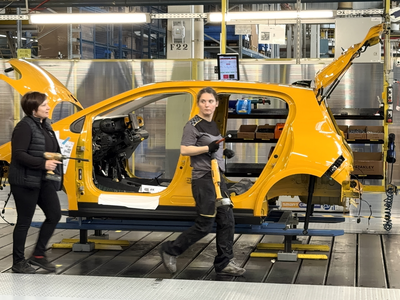 Sprehod skozi Revoz: kako nastajajo twingi in kdaj bo tovarna spet delala tudi popoldne?