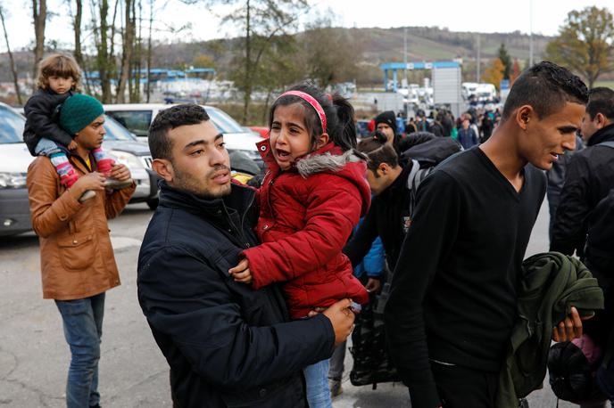 Maljevac Velika Kladuša meja migranti | V reportaži švicarske novinarke je pričevanje enega od migrantov o tem, kako ga je slovenska policija predala hrvaškim kolegom, ti pa so jih privedli do zelene meje z BiH. To naj ne bi bil osamljen primer. | Foto Reuters