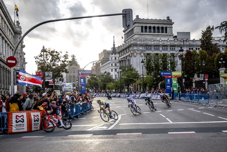 Ubežna skupina med kroženjem po ulicah Madrida | Foto: Ana Kovač