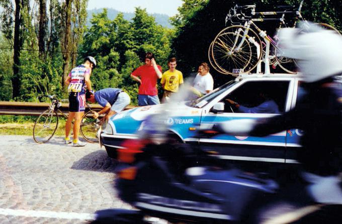 Na 12. etapi Gira 1994, ki je potekal čez slovensko ozemlje, se ga je držala smola. "Pred Ajdovščino sem padel, ob spustu proti Vrhniki sem imel še prazno pnevmatiko. Na boku s številko 17, ki je vsaj v Italiji nesrečna," se Bonča spominja v knjigi. | Foto: osebni arhiv/Lana Kokl