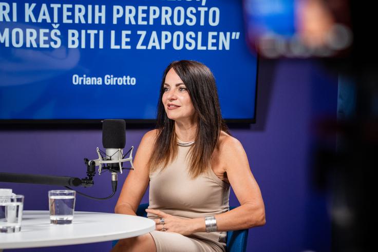 Oriano Girotto je javnost prvič spoznala pred 30 leti, ko je s Katarino Čas vodila oddajo na televiziji. "Pred kamerami nisem bila nikoli prava jaz," priznava danes. | Foto: Luka Petrič