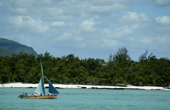Družinsko srečo je našel na Mauritiusu, kjer ne manjka mikavnih plaž. | Foto: Reuters