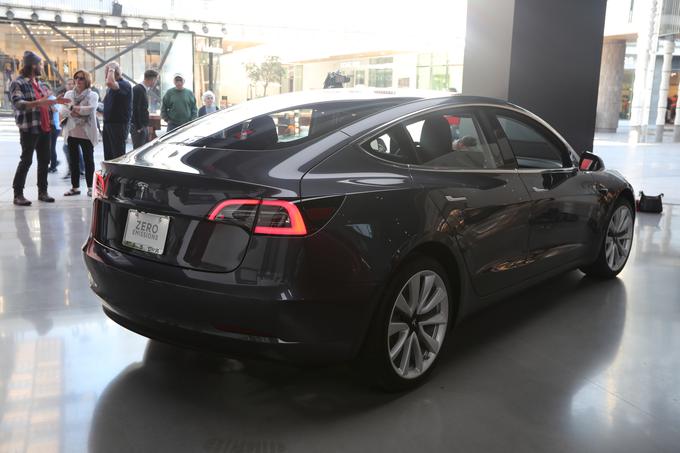 Tesla 3 v razstavnem salonu v Los Angelesu v ZDA | Foto: Reuters