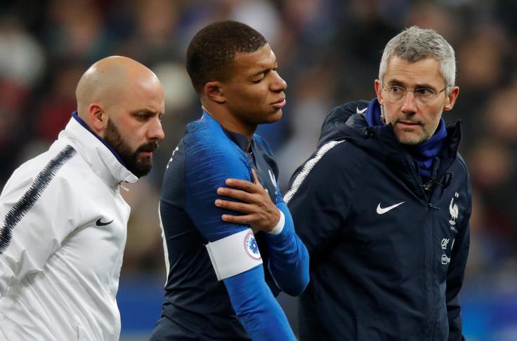 Kylian Mbappe se je poškodoval na dvoboju proti Urugvaju. | Foto: Reuters