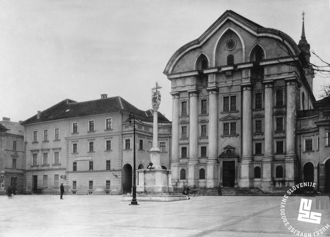 Na cerkvi sv. Trojice je Plečnik svoj pečat pustil s stopniščem z balustradami pred vhodom v cerkev, zgrajeno v letih 1930 in 1931.  | Foto: Muzej novejše zgodovine Slovenije