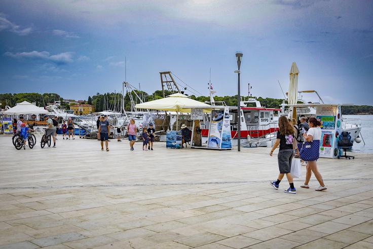 Obiskovalci so se sprehajali po rivi.  | Foto: Ana Kovač